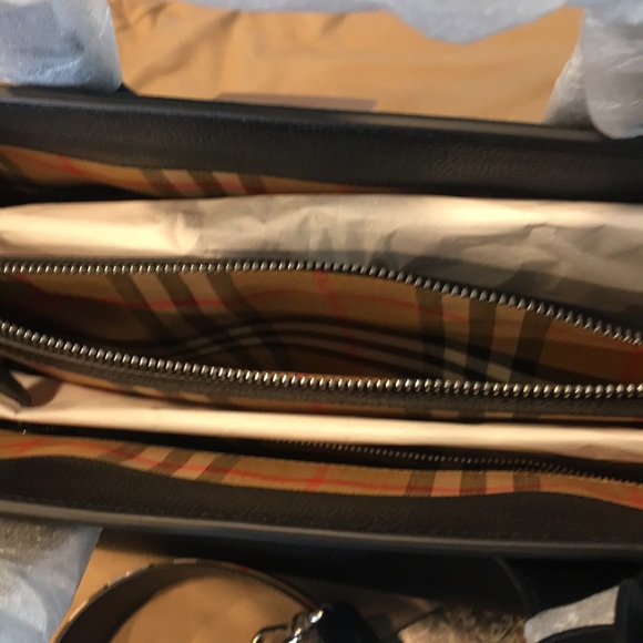 Sold on ♏️ NWT Burberry Medium Banner - Picture 7 of 8